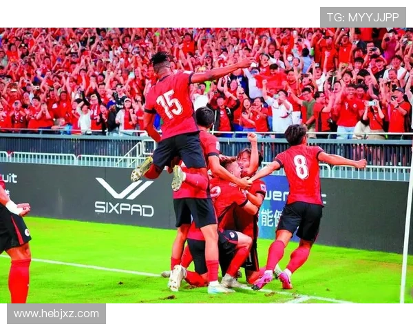 足球球迷为何纷纷追逐足球明星背后的原因与影响探究